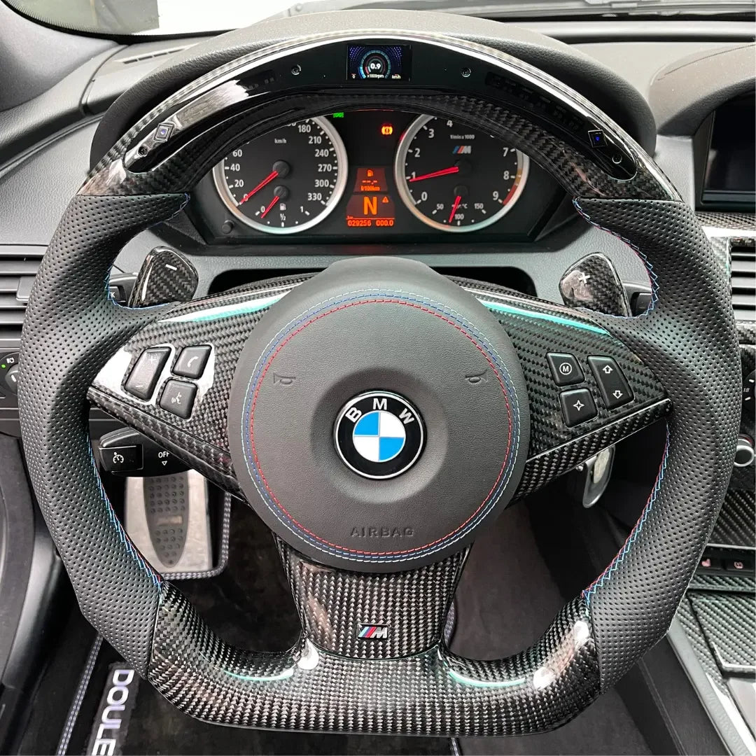 Volant BMW M en carbone et cuir perforé avec tableau de bord sport et compteurs numériques