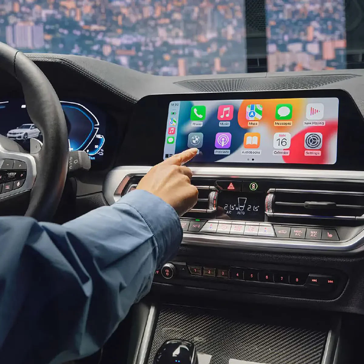 Intérieur voiture moderne avec écran tactile affichant Apple CarPlay et commandes climatisation digitales