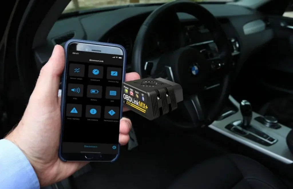 Diagnostic OBDLink MX+ en voiture BMW avec application BimmerLink sur smartphone