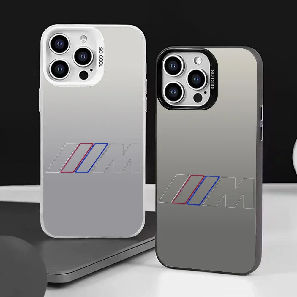 Deux coques de téléphone iPhone avec logo M BMW, couleurs gris clair et foncé, design moderne