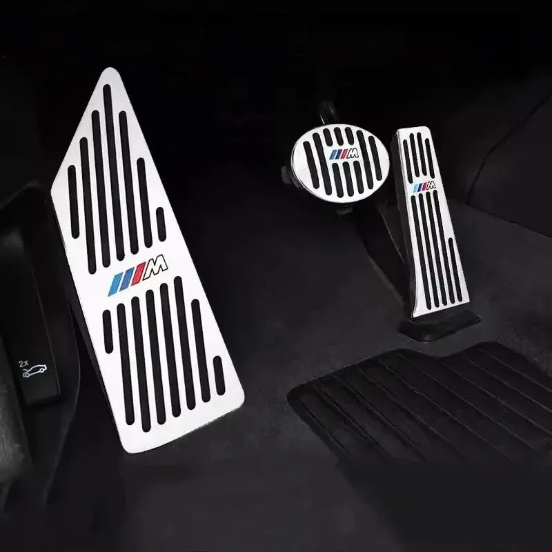 Pédales sport BMW M en aluminium avec logo tricolore bleu rouge pour voiture haute performance