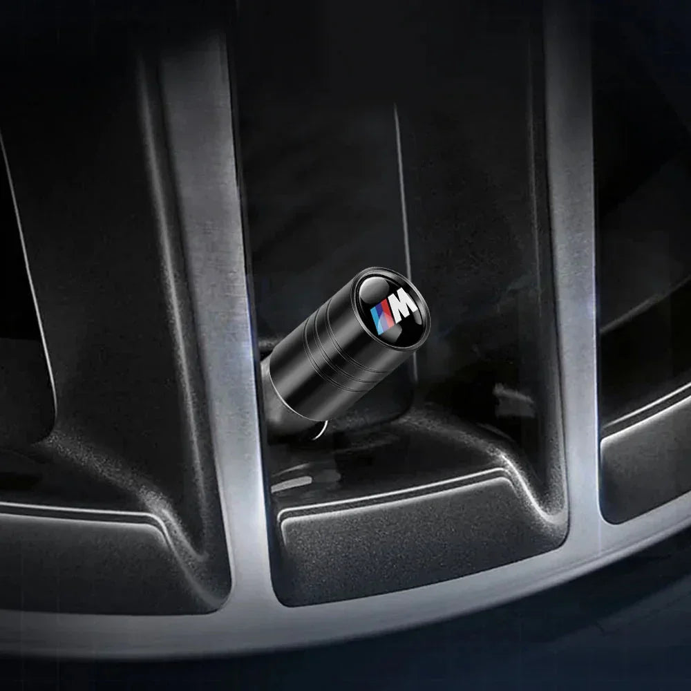 Valve de pneu noir avec logo BMW M sur jante de voiture sportive noire